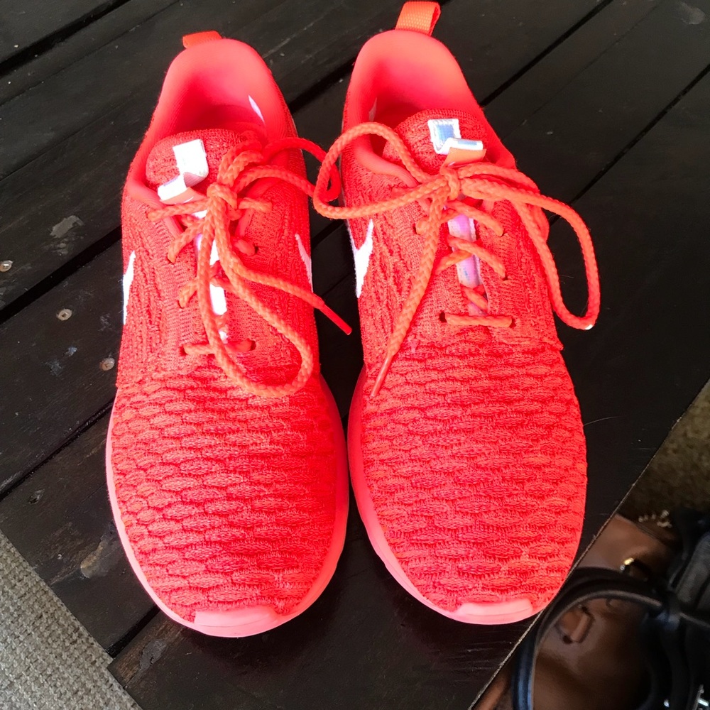 Nike Women’s Roshe Flyknit Shoe
